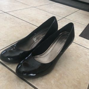 Comfort Plus patent black pumps